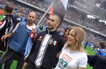 外媒：马拉多纳的宝马i8进行拍卖，起拍价1万欧元（外媒：马拉多纳名下宝马i8将拍卖，起价1万欧元）