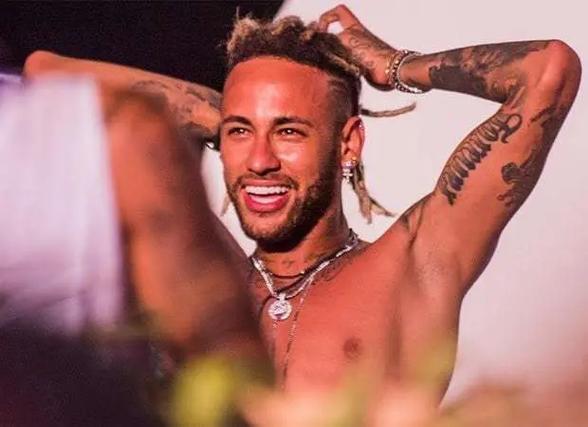 米兰体育总监：亚沙里和莫德里奇关系很好，他经常和莫德里奇交流（米兰体育总监：亚沙里与莫德里奇关系密切，交流频繁）