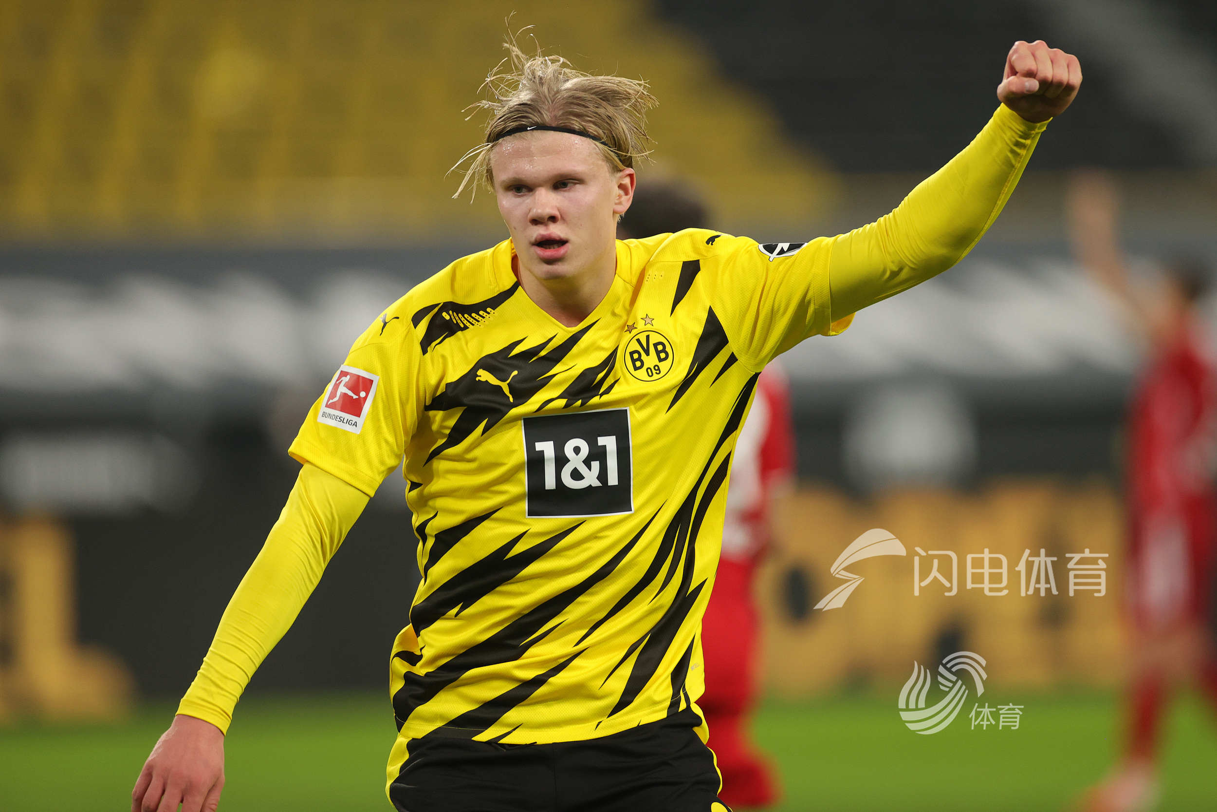 曼联将以1亿英镑的价格击败曼城，前锋签约已成定局，巴塞罗那的挖角行动也变得“认真”起来。