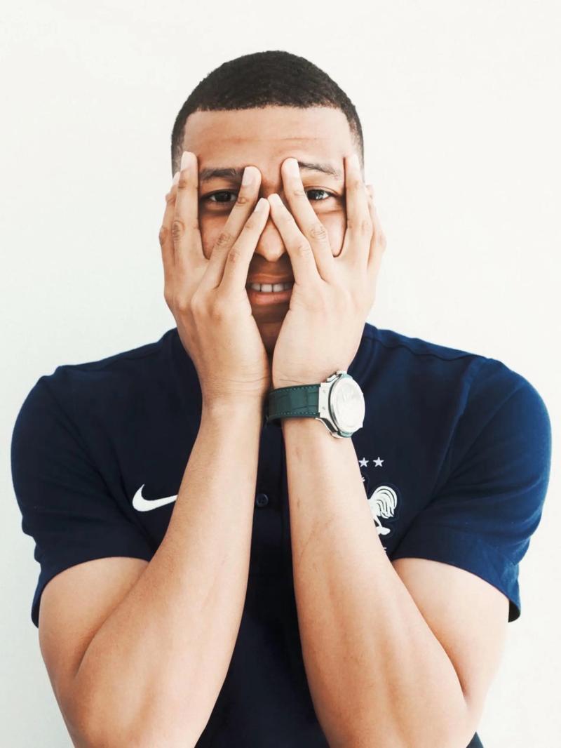 记者守候利物浦基地等待萨拉赫，斯洛特或派其出战国米（记者蹲守利物浦基地等萨拉赫，斯洛特或将让其出战国米）