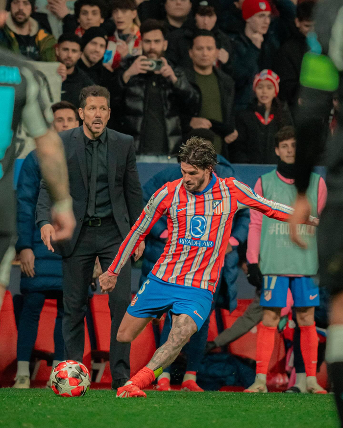 篮球CBA球队对阵激烈，比分胶着