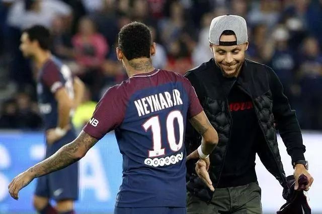 打破小贝纪录，布鲁日前锋福布斯是欧冠对巴萨传射最年轻球员（超越贝克汉姆！布鲁日前锋福布斯成欧冠对阵巴萨最年轻传射球员）